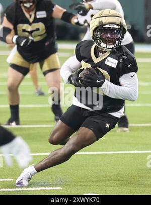 Die New Orleans Saints Running Back Jordan Mims (33) stürmen sich am Dienstag, den 20. August 2024, in New Orleans, Louisiana, auf ein Training im Yulman Stadium auf dem Campus der Tulane University. (Foto: Peter Forest/SipaUSA) Stockfoto