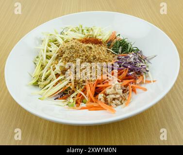 Thailändische Küche' Khao Yam im südlichen Stil'. Eine Art von Reis Salat mit viel Gemüse Dressing mit speziellen Salat Dressing'Budu' genannt. Stockfoto