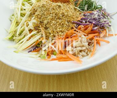 Thailändische Küche' Khao Yam im südlichen Stil'. Eine Art von Reis Salat mit viel Gemüse Dressing mit speziellen Salat Dressing'Budu' genannt. Stockfoto