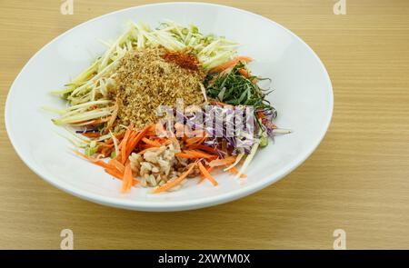 Thailändische Küche' Khao Yam im südlichen Stil'. Eine Art von Reis Salat mit viel Gemüse Dressing mit speziellen Salat Dressing'Budu' genannt. Stockfoto