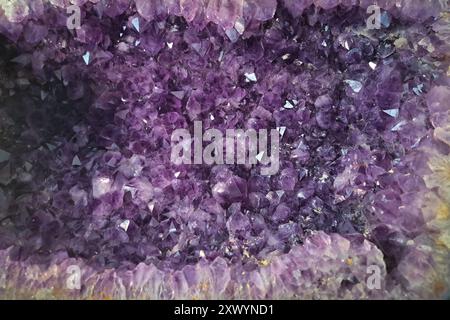 Lila Amethyst, Nahaufnahme. Hintergründe und Texturen. Verschiedene Quarzsorten. Halbedelstein. Stockfoto