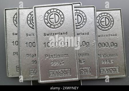 Nahaufnahme von Platinbarren Metal Precious. Schweiz. Stockfoto