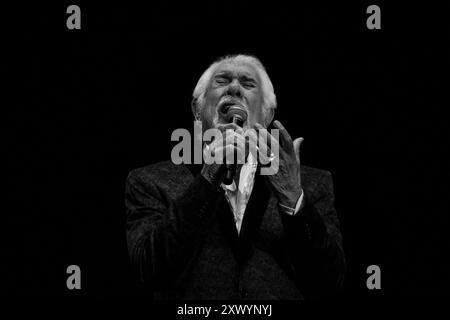 Raul Lavie singt im San Martin Theater beim BA Festival und beim Tango World Cup (Foto: Catriel Gallucci Bordoni/NurPhoto)0 Credit: NurPhoto SRL/Alamy Live News Stockfoto