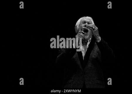 Raul Lavie singt im San Martin Theater beim BA Festival und beim Tango World Cup (Foto: Catriel Gallucci Bordoni/NurPhoto)0 Credit: NurPhoto SRL/Alamy Live News Stockfoto