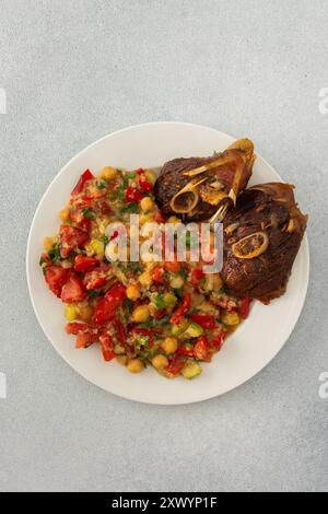 Köstliches herzhaftes Mittag- oder Abendessen, Kichererbseneintopf mit gedünstetem Gemüse, gebratener truthahn und Hummus, gesundes köstliches Essen Stockfoto