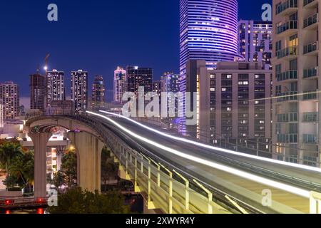 Skyline der Innenstadt von Miami im Brickell District mit Metromover Monorail, Florida, USA Stockfoto