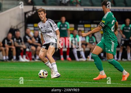 Warschau, Polen. August 2024. Marc Gual (L) von Legia wurde während des Polnischen Spiels der PKO Bank Polski Ekstraklasa League zwischen Legia Warszawa und Radomiak Radom im Marschall Jozef Pilsudski Legia Warschau Municipal Stadium gesehen. Endpunktzahl: Legia Warszawa 4:1 Radomiak Radom. (Foto: Mikolaj Barbanell/SOPA Images/SIPA USA) Credit: SIPA USA/Alamy Live News Stockfoto