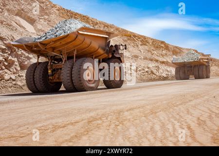 Riesige große Muldenkipper bei einer Kupfermine im Tagebau in Peru. Stockfoto