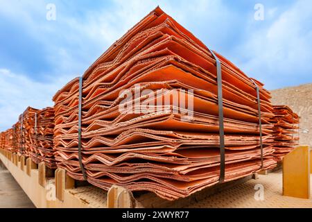 Nahaufnahme der lieferfertigen Kupferkathoden Stockfoto