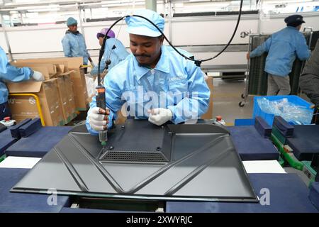 Kapstadt, Südafrika. August 2024. Menschen arbeiten an der TV-Produktionslinie im Hisense South Africa Industrial Park in Kapstadt, Südafrika, 14. August 2024. ZU „Feature: Hisense South Africa Park Project schafft Arbeitsplätze, fördert lokale Entwicklung“ Credit: Wang Lei/Xinhua/Alamy Live News Stockfoto