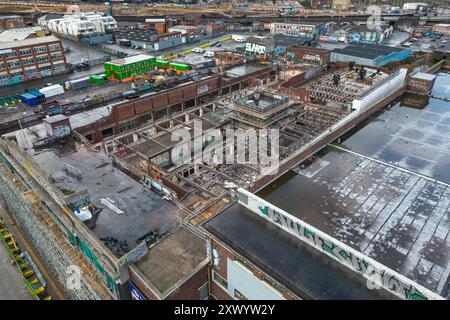 Canal Street, Digbeth, Birmingham, 15. März 2024 - Bau der neuen BBC-Studios in Digbeth, Birmingham. Nach Fertigstellung werden Midlands und andere BBC-Produktionen aus der Mailbox und anderen Bereichen in das kreative Viertel der Stadt am Standort Digbeth verlegt. Das Gebäude, das umgebaut wird, ist die alte Typhoo-Teefabrik, die von 1929 bis 1978 betrieben wurde, da die Fabrik verfallen und ungenutzt war. Nach Fertigstellung befindet sich der neue Standort neben HS2, sodass die Mitarbeiter problemlos von und nach London pendeln können. Das Gebäude spielte auch in Steven Spielbergs Film Ready Player One. Stockfoto