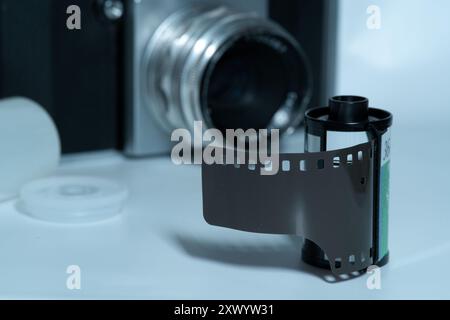 Filmrolle vor einer analogen Spiegelreflexkamera aus den 1950er Jahren Stockfoto