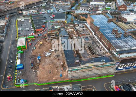 Canal Street, Digbeth, Birmingham, 15. März 2024 - Bau der neuen BBC-Studios in Digbeth, Birmingham. Nach Fertigstellung werden Midlands und andere BBC-Produktionen aus der Mailbox und anderen Bereichen in das kreative Viertel der Stadt am Standort Digbeth verlegt. Das Gebäude, das umgebaut wird, ist die alte Typhoo-Teefabrik, die von 1929 bis 1978 betrieben wurde, da die Fabrik verfallen und ungenutzt war. Nach Fertigstellung befindet sich der neue Standort neben HS2, sodass die Mitarbeiter problemlos von und nach London pendeln können. Das Gebäude spielte auch in Steven Spielbergs Film Ready Player One. Stockfoto