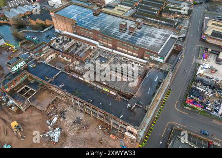 Canal Street, Digbeth, Birmingham, 15. März 2024 - Bau der neuen BBC-Studios in Digbeth, Birmingham. Nach Fertigstellung werden Midlands und andere BBC-Produktionen aus der Mailbox und anderen Bereichen in das kreative Viertel der Stadt am Standort Digbeth verlegt. Das Gebäude, das umgebaut wird, ist die alte Typhoo-Teefabrik, die von 1929 bis 1978 betrieben wurde, da die Fabrik verfallen und ungenutzt war. Nach Fertigstellung befindet sich der neue Standort neben HS2, sodass die Mitarbeiter problemlos von und nach London pendeln können. Das Gebäude spielte auch in Steven Spielbergs Film Ready Player One. Stockfoto