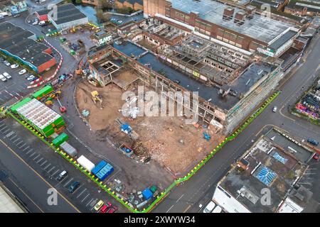 Canal Street, Digbeth, Birmingham, 15. März 2024 - Bau der neuen BBC-Studios in Digbeth, Birmingham. Nach Fertigstellung werden Midlands und andere BBC-Produktionen aus der Mailbox und anderen Bereichen in das kreative Viertel der Stadt am Standort Digbeth verlegt. Das Gebäude, das umgebaut wird, ist die alte Typhoo-Teefabrik, die von 1929 bis 1978 betrieben wurde, da die Fabrik verfallen und ungenutzt war. Nach Fertigstellung befindet sich der neue Standort neben HS2, sodass die Mitarbeiter problemlos von und nach London pendeln können. Das Gebäude spielte auch in Steven Spielbergs Film Ready Player One. Stockfoto