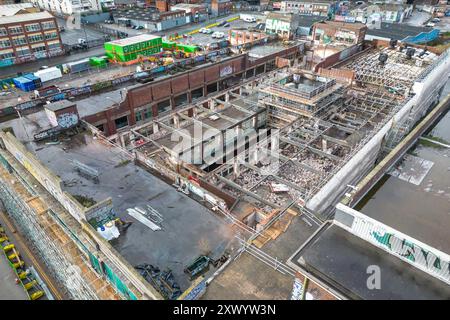 Canal Street, Digbeth, Birmingham, 15. März 2024 - Bau der neuen BBC-Studios in Digbeth, Birmingham. Nach Fertigstellung werden Midlands und andere BBC-Produktionen aus der Mailbox und anderen Bereichen in das kreative Viertel der Stadt am Standort Digbeth verlegt. Das Gebäude, das umgebaut wird, ist die alte Typhoo-Teefabrik, die von 1929 bis 1978 betrieben wurde, da die Fabrik verfallen und ungenutzt war. Nach Fertigstellung befindet sich der neue Standort neben HS2, sodass die Mitarbeiter problemlos von und nach London pendeln können. Das Gebäude spielte auch in Steven Spielbergs Film Ready Player One. Stockfoto