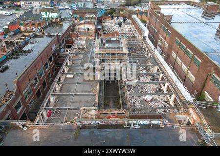 Canal Street, Digbeth, Birmingham, 15. März 2024 - Bau der neuen BBC-Studios in Digbeth, Birmingham. Nach Fertigstellung werden Midlands und andere BBC-Produktionen aus der Mailbox und anderen Bereichen in das kreative Viertel der Stadt am Standort Digbeth verlegt. Das Gebäude, das umgebaut wird, ist die alte Typhoo-Teefabrik, die von 1929 bis 1978 betrieben wurde, da die Fabrik verfallen und ungenutzt war. Nach Fertigstellung befindet sich der neue Standort neben HS2, sodass die Mitarbeiter problemlos von und nach London pendeln können. Das Gebäude spielte auch in Steven Spielbergs Film Ready Player One. Stockfoto