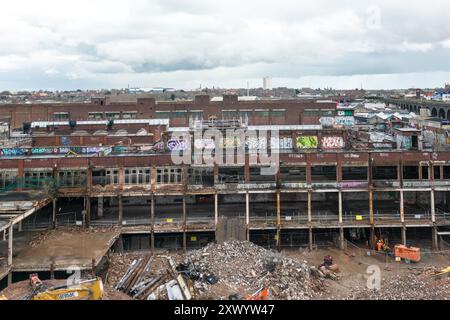 Canal Street, Digbeth, Birmingham, 15. März 2024 - Bau der neuen BBC-Studios in Digbeth, Birmingham. Nach Fertigstellung werden Midlands und andere BBC-Produktionen aus der Mailbox und anderen Bereichen in das kreative Viertel der Stadt am Standort Digbeth verlegt. Das Gebäude, das umgebaut wird, ist die alte Typhoo-Teefabrik, die von 1929 bis 1978 betrieben wurde, da die Fabrik verfallen und ungenutzt war. Nach Fertigstellung befindet sich der neue Standort neben HS2, sodass die Mitarbeiter problemlos von und nach London pendeln können. Das Gebäude spielte auch in Steven Spielbergs Film Ready Player One. Stockfoto