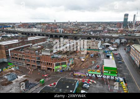 Canal Street, Digbeth, Birmingham, 15. März 2024 - Bau der neuen BBC-Studios in Digbeth, Birmingham. Nach Fertigstellung werden Midlands und andere BBC-Produktionen aus der Mailbox und anderen Bereichen in das kreative Viertel der Stadt am Standort Digbeth verlegt. Das Gebäude, das umgebaut wird, ist die alte Typhoo-Teefabrik, die von 1929 bis 1978 betrieben wurde, da die Fabrik verfallen und ungenutzt war. Nach Fertigstellung befindet sich der neue Standort neben HS2, sodass die Mitarbeiter problemlos von und nach London pendeln können. Das Gebäude spielte auch in Steven Spielbergs Film Ready Player One. Stockfoto