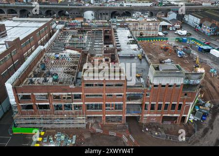 Canal Street, Digbeth, Birmingham, 15. März 2024 - Bau der neuen BBC-Studios in Digbeth, Birmingham. Nach Fertigstellung werden Midlands und andere BBC-Produktionen aus der Mailbox und anderen Bereichen in das kreative Viertel der Stadt am Standort Digbeth verlegt. Das Gebäude, das umgebaut wird, ist die alte Typhoo-Teefabrik, die von 1929 bis 1978 betrieben wurde, da die Fabrik verfallen und ungenutzt war. Nach Fertigstellung befindet sich der neue Standort neben HS2, sodass die Mitarbeiter problemlos von und nach London pendeln können. Das Gebäude spielte auch in Steven Spielbergs Film Ready Player One. Stockfoto