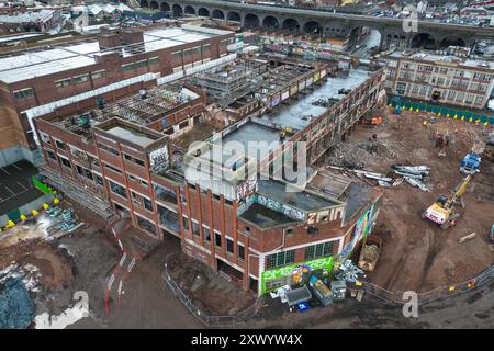 Canal Street, Digbeth, Birmingham, 15. März 2024 - Bau der neuen BBC-Studios in Digbeth, Birmingham. Nach Fertigstellung werden Midlands und andere BBC-Produktionen aus der Mailbox und anderen Bereichen in das kreative Viertel der Stadt am Standort Digbeth verlegt. Das Gebäude, das umgebaut wird, ist die alte Typhoo-Teefabrik, die von 1929 bis 1978 betrieben wurde, da die Fabrik verfallen und ungenutzt war. Nach Fertigstellung befindet sich der neue Standort neben HS2, sodass die Mitarbeiter problemlos von und nach London pendeln können. Das Gebäude spielte auch in Steven Spielbergs Film Ready Player One. Stockfoto