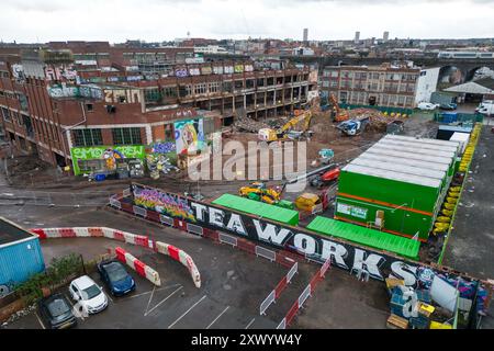 Canal Street, Digbeth, Birmingham, 15. März 2024 - Bau der neuen BBC-Studios in Digbeth, Birmingham. Nach Fertigstellung werden Midlands und andere BBC-Produktionen aus der Mailbox und anderen Bereichen in das kreative Viertel der Stadt am Standort Digbeth verlegt. Das Gebäude, das umgebaut wird, ist die alte Typhoo-Teefabrik, die von 1929 bis 1978 betrieben wurde, da die Fabrik verfallen und ungenutzt war. Nach Fertigstellung befindet sich der neue Standort neben HS2, sodass die Mitarbeiter problemlos von und nach London pendeln können. Das Gebäude spielte auch in Steven Spielbergs Film Ready Player One. Stockfoto