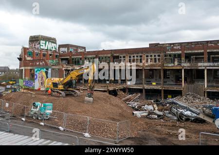 Canal Street, Digbeth, Birmingham, 15. März 2024 - Bau der neuen BBC-Studios in Digbeth, Birmingham. Nach Fertigstellung werden Midlands und andere BBC-Produktionen aus der Mailbox und anderen Bereichen in das kreative Viertel der Stadt am Standort Digbeth verlegt. Das Gebäude, das umgebaut wird, ist die alte Typhoo-Teefabrik, die von 1929 bis 1978 betrieben wurde, da die Fabrik verfallen und ungenutzt war. Nach Fertigstellung befindet sich der neue Standort neben HS2, sodass die Mitarbeiter problemlos von und nach London pendeln können. Das Gebäude spielte auch in Steven Spielbergs Film Ready Player One. Stockfoto