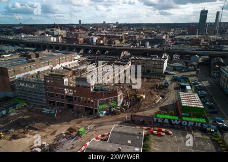 Canal Street, Digbeth, Birmingham, 30. März 2024 - Bau der neuen BBC-Studios in Digbeth, Birmingham. Nach Fertigstellung werden Midlands und andere BBC-Produktionen aus der Mailbox und anderen Bereichen in das kreative Viertel der Stadt am Standort Digbeth verlegt. Das Gebäude, das umgebaut wird, ist die alte Typhoo-Teefabrik, die von 1929 bis 1978 betrieben wurde, da die Fabrik verfallen und ungenutzt war. Nach Fertigstellung befindet sich der neue Standort neben HS2, sodass die Mitarbeiter problemlos von und nach London pendeln können. Das Gebäude spielte auch in Steven Spielbergs Film Ready Player One. Stockfoto