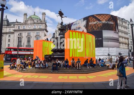London, Großbritannien. August 2024. Eine neue Installation mit dem Titel „Good Things Come That Who Wait“ von Yinka Ilori wurde rund um den Shaftesbury Memorial Fountain im Piccadilly Circus enthüllt. Quelle: Vuk Valcic/Alamy Live News Stockfoto