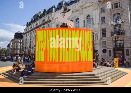 London, Großbritannien. August 2024. Eine neue Installation mit dem Titel „Good Things Come That Who Wait“ von Yinka Ilori wurde rund um den Shaftesbury Memorial Fountain im Piccadilly Circus enthüllt. Quelle: Vuk Valcic/Alamy Live News Stockfoto