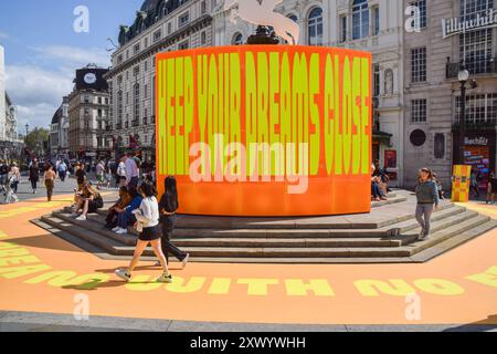 London, Großbritannien. August 2024. Eine neue Installation mit dem Titel „Good Things Come That Who Wait“ von Yinka Ilori wurde rund um den Shaftesbury Memorial Fountain im Piccadilly Circus enthüllt. Quelle: Vuk Valcic/Alamy Live News Stockfoto