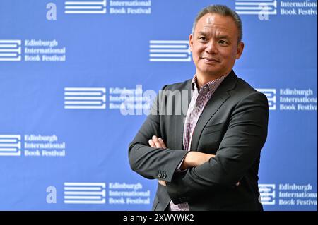 Edinburgh, Schottland, Großbritannien. August 2024. Edinburgh International Book Festival: Edward Wong, US-amerikanischer Journalist und diplomatischer Korrespondent der New York Times, beim offiziellen Fotogespräch. Quelle: Craig Brown/Alamy Live News Stockfoto