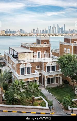 Fassade eines Wyndham Residences The Palm auf Arabien Felix Island Dubai VAE. Luxuriöse Hotels in Palm Jumeirah - 28. Januar 2024 - Reisefoto, niemand Stockfoto