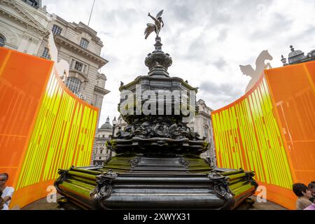 London, Großbritannien. August 2024. Detail von „Good Things Come That Wait“, einer neuen öffentlichen Installation der Künstlerin und Designerin Yinka Ilori MBE, die von der griechischen Mythologie inspiriert wurde und zwei geflügelte Pferde auf riesigen Sockeln zeigt. Es ist das erste Mal, dass der Shaftesbury Memorial Fountain seit 132 Jahren erweitert wurde. Die Installation ist bis zum 25. August 2024 in Betrieb. Quelle: Stephen Chung / Alamy Live News Stockfoto