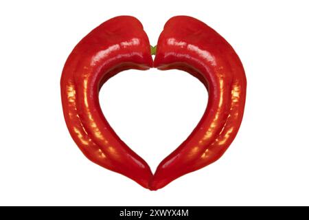 Herzform aus roten Paprika auf weißem Hintergrund Stockfoto