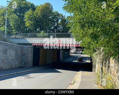 Bischofswerda - unberechtigte streichen Unterführung - Zeugen gesucht 13.08.2024 Bischofswerda, Neustädter Straße Fotograf: LausitzNews.de Pressemittelung der PD Görlitz: Unberechtigte streichen Unterführung - Zeugen gesucht Bischofswerda, Neustädter Straße, Brückenunterführung 12.07.2024, gegen 01:05 Uhr unbekannte haben bereits am Freitag, den 12. Juli 2024, die Brückenunterführung an der Neustädter Straße in Bischofswerda gestrichen. Sie brachten großflächig schwarze, gelbe und weiße Farbe an die Innenseiten des Tunnels an. Außerdem entwendeten sie Absperreinrichtunge Stockfoto