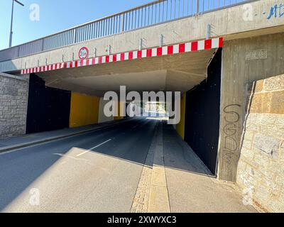 Bischofswerda - unberechtigte streichen Unterführung - Zeugen gesucht 13.08.2024 Bischofswerda, Neustädter Straße Fotograf: LausitzNews.de Pressemittelung der PD Görlitz: Unberechtigte streichen Unterführung - Zeugen gesucht Bischofswerda, Neustädter Straße, Brückenunterführung 12.07.2024, gegen 01:05 Uhr unbekannte haben bereits am Freitag, den 12. Juli 2024, die Brückenunterführung an der Neustädter Straße in Bischofswerda gestrichen. Sie brachten großflächig schwarze, gelbe und weiße Farbe an die Innenseiten des Tunnels an. Außerdem entwendeten sie Absperreinrichtunge Stockfoto