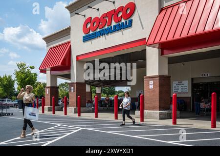 Kunde von Costco Travel verlässt einen Costco Wholesale Club Store in Buford, Georgia. (USA) Stockfoto