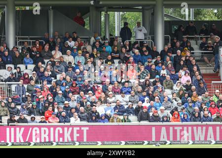 Manchester, Großbritannien. August 2024. Zuschauer beim Spiel der Rothesay International Test Match Series zwischen England und Sri Lanka im Emirates Old Trafford, Manchester, England am 21. August 2024. Foto von Stuart Leggett. Nur redaktionelle Verwendung, Lizenz für kommerzielle Nutzung erforderlich. Keine Verwendung bei Wetten, Spielen oder Publikationen eines einzelnen Clubs/einer Liga/eines Spielers. Quelle: UK Sports Pics Ltd/Alamy Live News Stockfoto