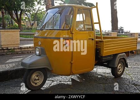 Sorrento, Italien - 24. Juni 2014: Klassisches Modell des Piaggio Ape P501 Vespa mit drei Rädern in der Stadt geparkt. Stockfoto