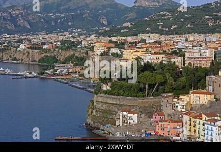 Sorrento, Italien - 24. Juni 2014: Luftaufnahme der Stadt bei Cliffs Sommertag Campania Travel. Stockfoto