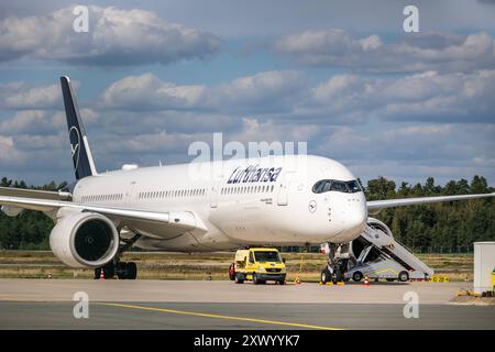 Flughafen Nürnberg ein Lufthansa Airbus A350-900 mit der Registrierung D-AIXA, benannt auf den Namen Nürnberg, stehen auf dem Vorfeld des Nürnberger Flughafens. Der Flieger, ursprünglich auf dem Flug LH467 von San Diego nach München, wurde nach Nürnberg umgeleitet. Nürnberg Bayern Deutschland *** Nürnberg Airport Ein Lufthansa Airbus A350 900 mit dem Kennzeichen D AIXA, genannt Nürnberg, steht auf dem Vorfeld des Nürnberger Flughafens das Flugzeug, ursprünglich auf dem Flug LH467 von San Diego nach München, wurde nach Nürnberg Nürnberg Bayern 20240821-6V2A7179 umgeleitet Stockfoto