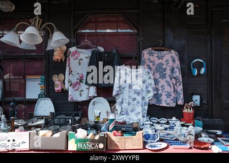 Bazar na Kole mit antiken Ständen aller Arten von gebrauchten Gemälden, Büchern, Fotografien, Besteck, Haushaltsgeräten, altes Spielzeug, gebrauchte Kleidung Stockfoto