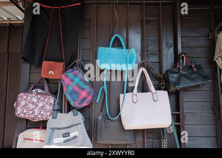 Bazar na Kole mit antiken Ständen aller Arten von gebrauchten Gemälden, Büchern, Fotografien, Besteck, Haushaltsgeräten, altes Spielzeug, gebrauchte Kleidung Stockfoto