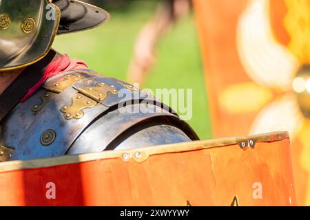 Detail der Metallrüstung eines römischen Legionärs bei einer historischen Nachstellung. Stockfoto