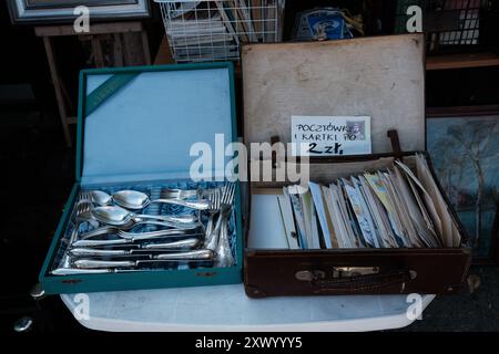 Bazar na Kole mit antiken Ständen aller Arten von gebrauchten Gemälden, Büchern, Fotografien, Besteck, Haushaltsgeräten, altes Spielzeug, gebrauchte Kleidung Stockfoto