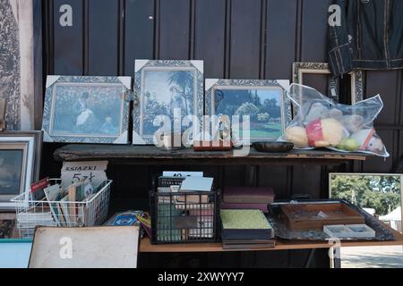 Bazar na Kole mit antiken Ständen aller Arten von gebrauchten Gemälden, Büchern, Fotografien, Besteck, Haushaltsgeräten, altes Spielzeug, gebrauchte Kleidung Stockfoto