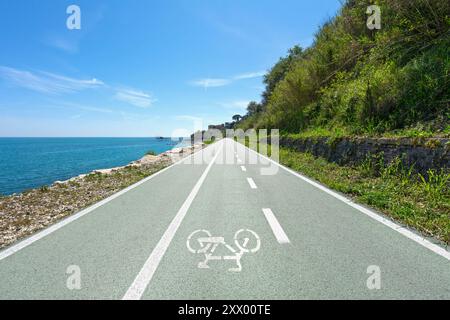 Radweg La Via Verde Costa dei Trabocchi. Ortona und San Vito Chietino, Region Abruzzen, Italien Stockfoto