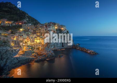 Blaue Stunde über dem wunderschönen Fischerdorf Manarola auf den Felsen im Nationalpark Cinque Terre, Region Ligurien, Italien, Europa. Stockfoto