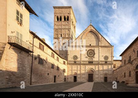 Kathedrale von San Rufino, auch bekannt als Duomo di Assisi bei Sonnenuntergang. Provinz Perugia, Region Umbrien, Italien, Europa. Stockfoto